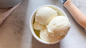 copycat-cold-stone-creamery-cake-batter-ice-cream image