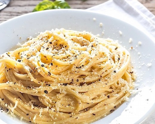 cacio-e-pepe-a-classic-traditional-roman-pasta-dish image