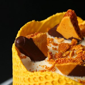 bubble-wrap-honeycomb-cake-this-cake-is-the-bees-knees image