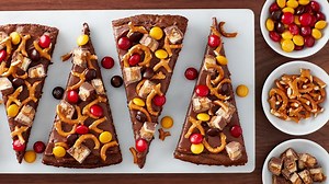 how-to-make-sweet-and-salty-brownie-pizza-video image